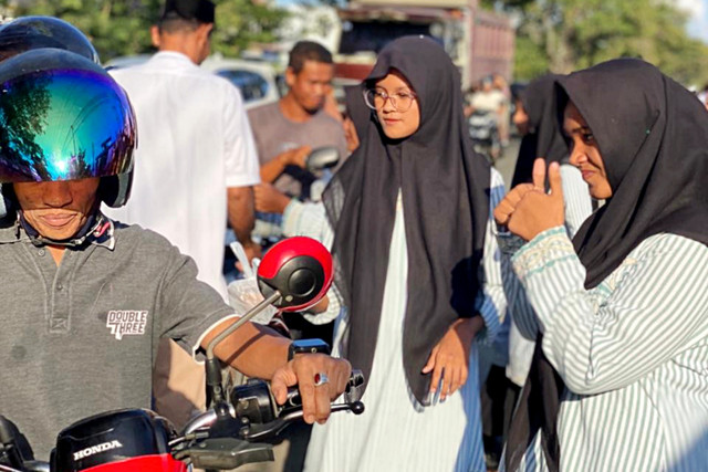 Kegiatan berbagi takjil, salah satu aktivitas Ramadan siswa-siswi SRMA 1 Aceh Besar bersama para guru, wali asuh, dan wali asrama pada Senin (15/3/2026). Foto: Dok. Kemensos