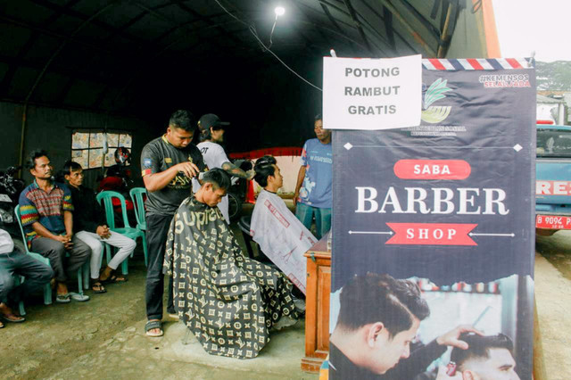 Kemensos melalui Sentra Satria Baturraden memberikan layanan potong rambut bagi korban bencana tanah bergerak di Dusun Limbangan, Brebes, Senin (16/3/2026). Foto: Dok. Kemensos