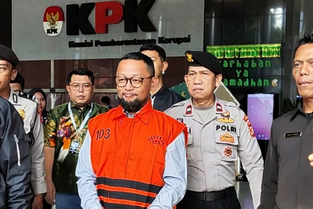 Mantan Stafsus Menag Yaqut Cholil Qoumas, Ishfah Abidal Aziz alias Gus Alex ditahan KPK terkait kasus kuota haji, Selasa (17/3). Foto: Jonathan Devin/kumparan