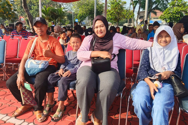 Mu'in dan keluarganya, tukang gorengan di Karawang ikut mudik gratis ke Surabaya, hemat ongkos Rp 4 juta. Foto: Dok. kumparan