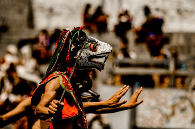 Topeng Hudoq merupakan warisan budaya Dayak di Kalimantan Timur. Sumber foto: pexels.com