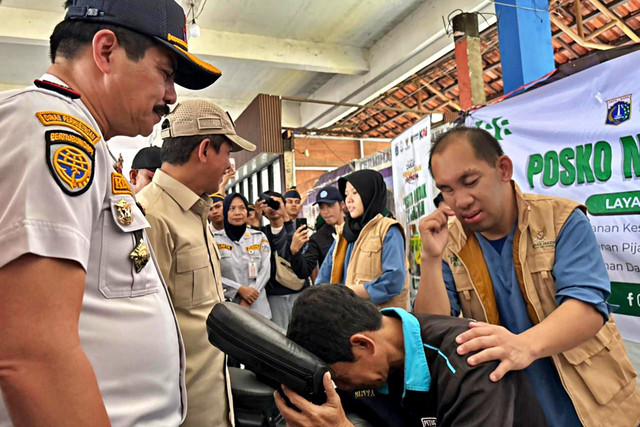 Posko pijat gratis oleh tunanetra di Terminal Kampung Rambutan selama musim mudik lebaran 2026. Foto: Abid Raihan/kumparan