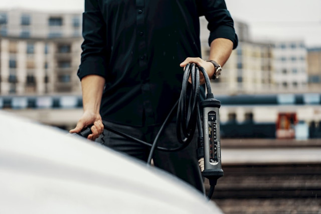 Ilustrasi pompa ban mobil. Foto: Unsplash