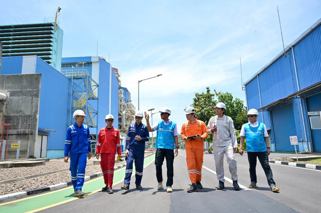 Direktur Utama PLN, Darmawan Prasodjo (tengah) didampingi Direktur Operasi Pembangkit Gas PLN Indonesia Power, Purnomo (kanan), dan para petugas saat meninjau langsung kesiapan Pembangkit Listrik Tenaga Gas dan Uap (PLTGU) Cilegon sebagai pembangkit strategis yang memasok listrik pada periode Ramadan dan Idul Fitri 1447 H untuk wilayah Jamali khususnya Jawa Bagian Barat, Senin (16/3). Foto: Dok. PLN