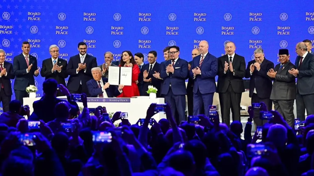 Penandatanganan Piagam Boar of Peace  oleh pemimpin negara-negara anggota.