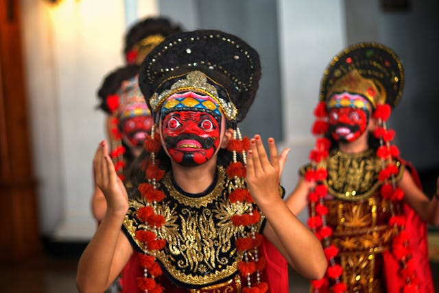 Kesenian topeng merupakan salah satu warisan budaya Cirebon. Sumber foto: pexels.com