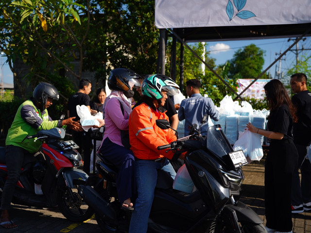 Pembagian 1.000 takjil kepada para pekerja jalanan dan masyarakat sekitar hotel INNSiDE by Meliá Yogyakarta,  pada Jumat (13/3). Foto: Dok. INNSiDE by Meliá Yogyakarta