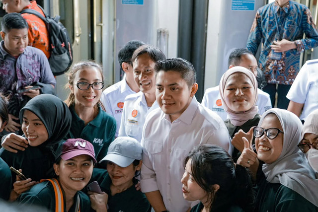 Sekretaris Kabinet (Seskab) Teddy Indra Wijaya meninjau situasi arus mudik di Stasiun Pasar Senen, Jakarta Pusat, Selasa (17/3/2026). Foto: Instagram/ @sekretariat.kabinet