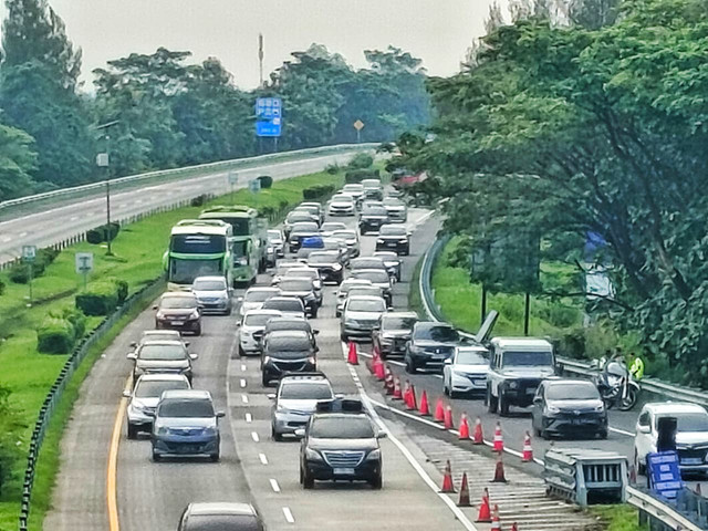Sejumlah kendaraan tersendat arah Cirebon akibat sebagian kendaraan hendak memasuki rest area KM 166 Tol Cipali, Selasa (17/3/2026). Foto: kumparan