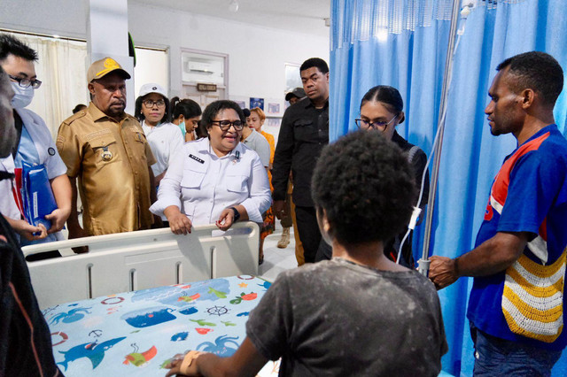 Wakil Menteri Dalam Negeri (Wamendagri) Ribka Haluk meninjau aktivitas pelayanan kesehatan di Rumah Sakit Umum Daerah (RSUD) Yowari, Sentani, Kabupaten Jayapura, Papua, Selasa (17/3/2026). Foto: Kemendagri RI