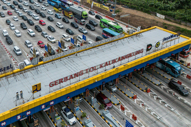 Foto udara antrean kendaraan memasuki Gerbang Tol (GT) Kalikangkung di Semarang, Jawa Tengah, Selasa (17/3/2026). Foto: Aprillio Akbar/ANTARA FOTO