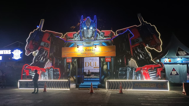 Pos Terpadu Polres Cimahi bertemakan "Transformers" yang berada di Simpang Padalarang arah menuju Gerbang Tol Padalarang, Selasa (17/3/2026). Foto: Abisatya/kumparan