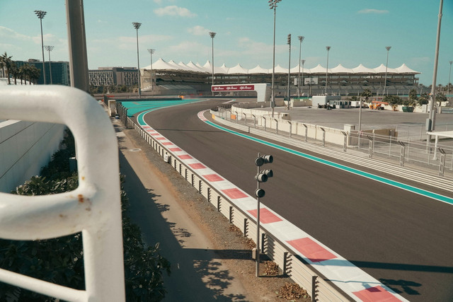 Pemandangan tribun ikonik dan lintasan Sirkuit Yas Marina, Abu Dhabi, Uni Emirat Arab, salah satu sirkuit F1 tercanggih di dunia. Infrastruktur ini menjadi contoh nyata bagaimana negara-negara di Timur Tengah memanfaatkan Formula 1 sebagai instrumen diplomasi ekonomi dan pariwisata untuk menarik perhatian investor serta turis mancanegara. Foto: Bhavya Patel/Unsplash