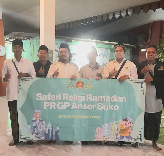 Foto : Para peziarah asik berselfie (sumber: dok. pribadi)