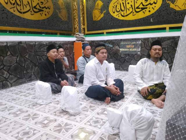 Foto : Khidmat berdoa dan mencari berkah (sumber: dok. pribadi)