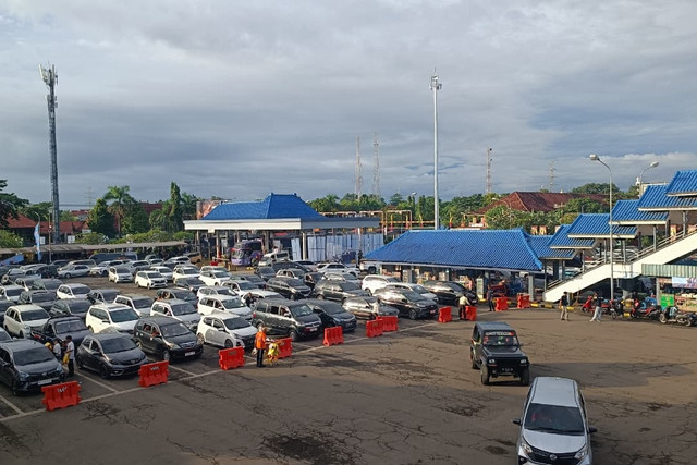 Suasana antrean panjang kendaraan kembali mengular menuju Pelabuhan Gilimanuk, Kabupaten Jembrana, Bali, pada Rabu (18/3/2026). Foto: Denita BR Matondang/kumparan