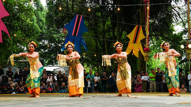 Longser memadukan unsur musik, tari dan lakon Sunda dalam pertunjukannya. Sumber foto: pexels.com