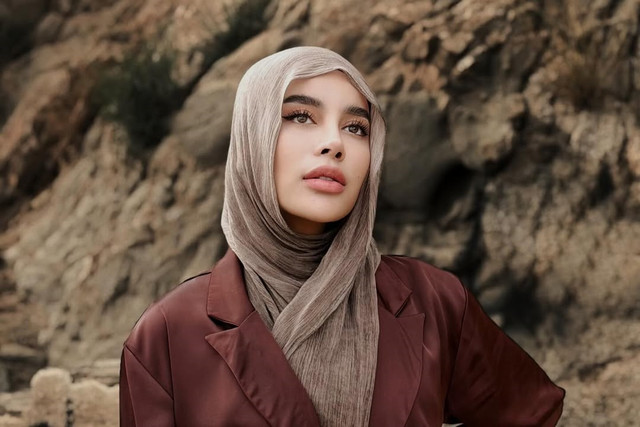 Selebgram Emy Aghnia menjadi sorotan usai unggahan konten promosi yang menampilkan almarhum Vidi Aldiano memicu kecaman luas dari warganet. (Sumber Foto: Instagram/@emyaghnia)