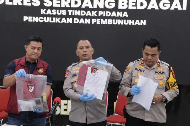 Kapolres Serdang Bedagai AKBP Jhon Sitepu saat memaparkan pengungkapan kasus penemuan mayat di tumpukan sampah saat konper di Polres Serdang Bedagai, Selasa (17/3/2026). Foto: Polres Sergai