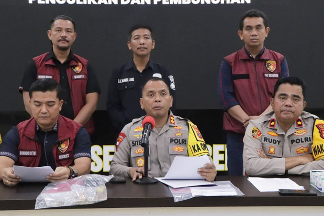Kapolres Serdang Bedagai AKBP Jhon Sitepu saat memaparkan pengungkapan kasus penemuan mayat di tumpukan sampah saat konper di Polres Serdang Bedagai, Selasa (17/3/2026). Foto: Polres Sergai