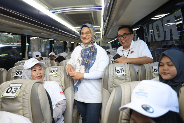 Direktur Utama Telkom Dian Siswarini saat meninjau bus mudik dan berinteraksi dengan peserta mudik TelkomGroup sebelum flag off program "Mudik Nyaman Bersama BUMN Danantara," di Stadion Gelora Bung Karno Jakarta, Selasa (17/3). Foto: Telkom.