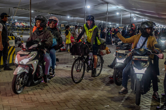 Pemudik sepeda, Veri Sanovri mengayuh sepedanya menuju kapal di Pelabuhan Ciwandan, Kota Cilegon, Banten, Rabu (18/3/2026). Foto: Muhammad Bagus Khoirunas/ANTARA FOTO