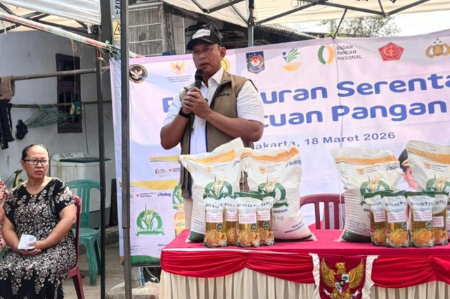 Direktur Utama PT Perum Bulog Ahmad Rizal Ramdhani dalam Penyaluran Bantuan Pangan di Marunda, Jakarta, Rabu (18/3/2026). Foto: Ave Airiza Gunanto/kumparan