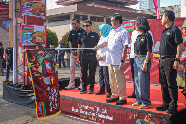 Menteri Ketenagakerjaan Republik Indonesia, Yassierli, didampingi Direktur Indofood CBP, Suzi Indriani dan Kepala Cabang Indofood CBP Divisi Noodle Cibitung, Harry Tampi berfoto melakukan pelepasan simbolis Program Mudik Bersama Indomie 2026. Foto: Dok. Indofood