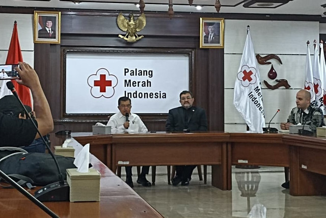 Konferensi pers Wakil Presiden RI ke- 10 dan 12 Jusuf Kalla dan Duta Besar Iran untuk Indonesia Boroujerdi di Markas Pusat PMI, Jakarta, Rabu (18/3/2026). Foto: Nauval Pratama/kumparan