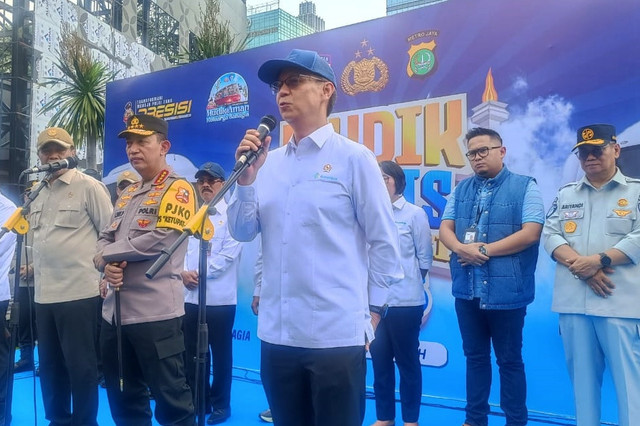 Menkes Budi Gunadi Sadikin memberikan sambutan saat memberangkatkan para pemudik dalam Mudik Gratis Presisi Polri 2026 di Polda Metro Jaya pada Rabu (18/3/2026). Foto: Ryan Iqbal/kumparan