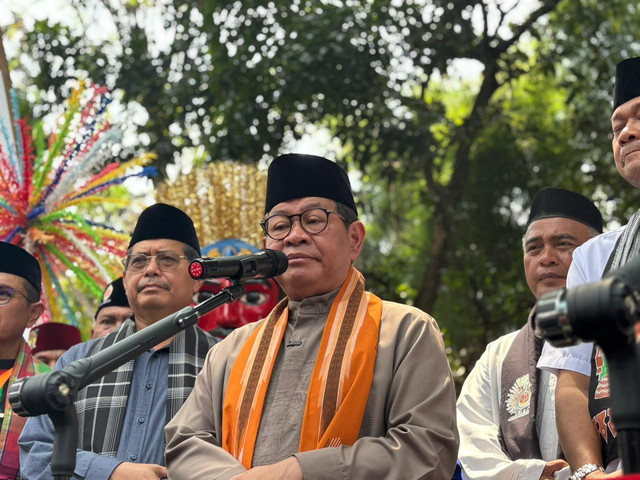 Gubernur DKI Jakarta, Pramono Anung menjawab pertanyaan wartawan soal Andilan Kebo, soal penitipan kendaraan di kantor-kantor Pemprov DKI, soal permintaan penambahan armada bus Blok M-Soetta, Rabu (18/3). Foto: Amira Nada Fauziyyah/kumparan