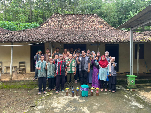 Mahasiswa KKN 076 UMY mengolah sampah organik menjadi pupuk kompos cair di Pacitan