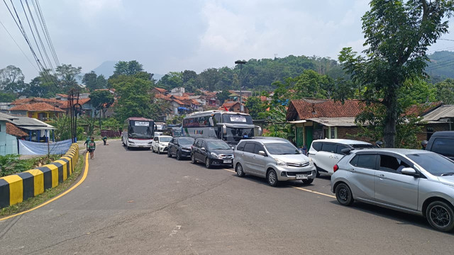 Kondisi lalu lintas di kawasan Cikaledong, Simpang Lingkar Nagreg, Kabupaten Bandung, Rabu (18/3/2026). Foto: Abisatya/kumparan