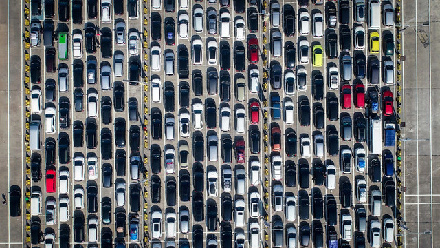 Foto udara sejumlah kendaraan pemudik antre memasuki kapal di Pelabuhan Merak, Kota Cilegon, Banten, Rabu (18/3/2026). Foto: Iqbal Firdaus/kumparan