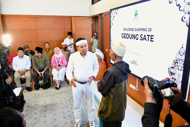 Gubernur Jawa Barat Dedi Mulyadi menyalurkan bantuan bagi korban longsor Desa Cibogo, Lembang, Bandung Barat, Jabar, Senin (16/3/2026). Foto: Diskominfo Jabar