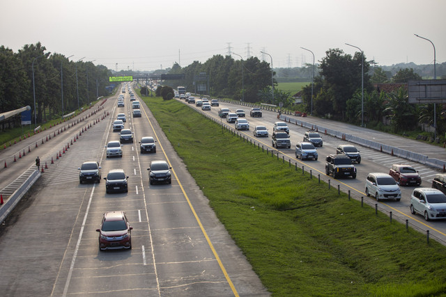 Sejumlah kendaraan melintasi Tol Cipali saat penerapan skema satu arah (one way) di Palimanan, Cirebon, Jawa Barat, Selasa (17/3/2026). Foto: Dedi Suwidiantoro/ANTARA FOTO