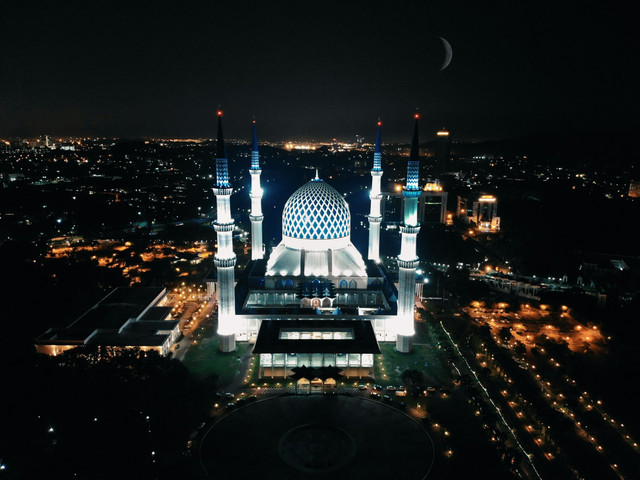 Ilustrasi suasana malam takbiran. Foto: Unsplash