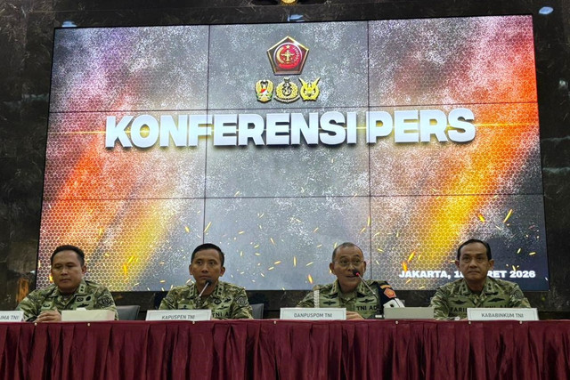 Danpuspom TNI Mayjen Yusri Nuryanto (kedua kanan), Asintel Panglima TNI Mayjen TNI Rio Firdianto, Kapuspen TNI Brigjen Aulia Dwi Nasrullah, dan Kababinkum Laksamana Muda Farid Maru memberikan keterangan pers di Mabes TNI, Jakarta, Rabu (18/3/2026). Foto: Amira Nada/kumparan