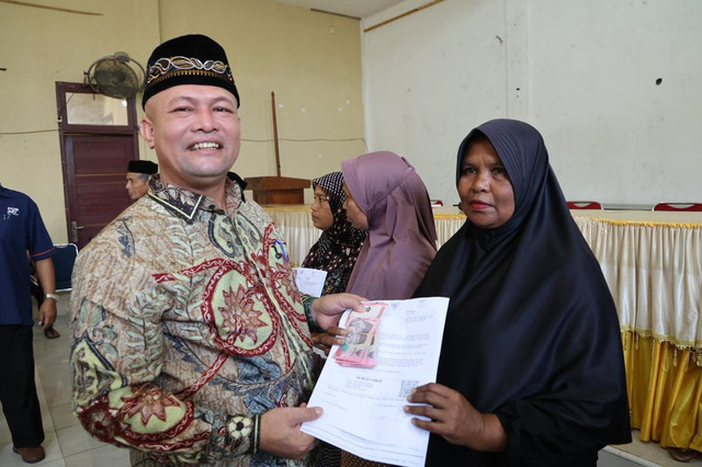 Kemensos melalui Bupati Aceh Utara H. Ismail A. Jalil menyerahkan bantuan Jaminan Hidup (Jadup) senilai Rp 3,12 M kepada warga terdampak banjir di Sawang, Aceh Utara, Aceh, pada Selasa (17/3/2026). Foto: Kemensos RI