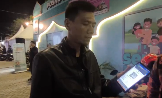 Rizal, tertahan di Pelabuhan Ciwandan karena tiket yang dibeli di calo palsu, Rabu (18/3/2026).  Foto: kumparan.