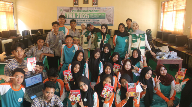Mahasiswa KKN sedang melaksanakan program Pre-University di kelas XII