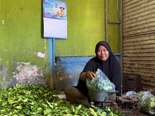 Nasabah asal Denpasar, Bali, Wulan berhasil bangkit melalui usaha daun jeruk berkat pendampingan dari petugas PNM Mekaar. Foto: Dok. PNM