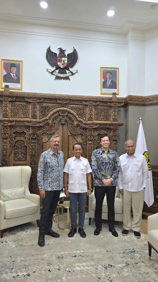 Menteri ESDM Bahlil Lahadalia menyetujui Final Investment Decision (FID) proyek gas Gendalo-Gandang (South Hub) serta Geng North-Gehem (North Hub). Foto: Dok. SKK Migas