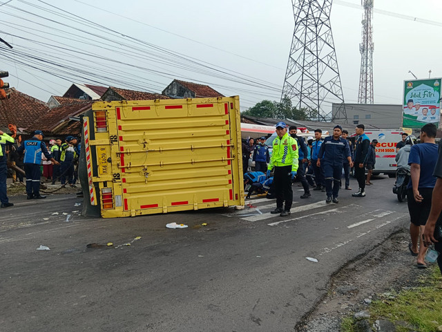 Truk yang menerobos lampu merah lalu menabrak 2 motor di Sumedang, Rabu (18/3/2026). Foto: Dok. Polres Sumedang
