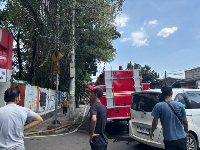 Kebakaran melanda tumpukan pipa air di Jalan Dato Tonggara, Kramat Jati, Jakarta Timur, pada Rabu (18/3). Foto: Amira Nada Fauziyyah/kumparan