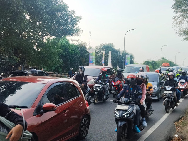 Suasana jalur mudik arteri Pantura Karawang, Rabu (18/3/2026) sore hari mulai ramai pemudik. Foto: Dok. kumparan