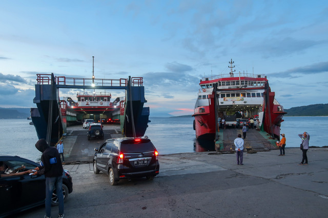 Kendaraan masuk kedalam kapal di Pelabuhan Gilimanuk, Jembrana, Bali, Rabu (18/3/2026). Foto: Budi Candra Setya/ANTARA FOTO