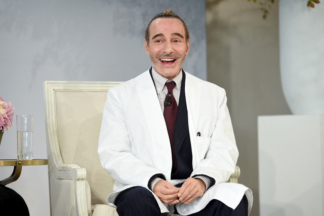 John Galliano berbicara di atas panggung dalam Vogue Forces of Fashion Conference di Milk Studios, New York City, Kamis (12/10/2017). Foto: Dimitrios Kambouris/Getty Images/AFP