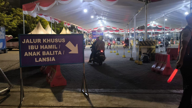 Jalur bagi pemudik prioritas saat masuk ke areal Pelabuhan Ciwandan. Foto: Dok. kumparan