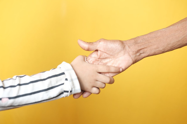 Ilustrasi ucapan sungkem Lebaran kepada orang tua. Foto: Unsplash.com/Towfiqu barbhuiya